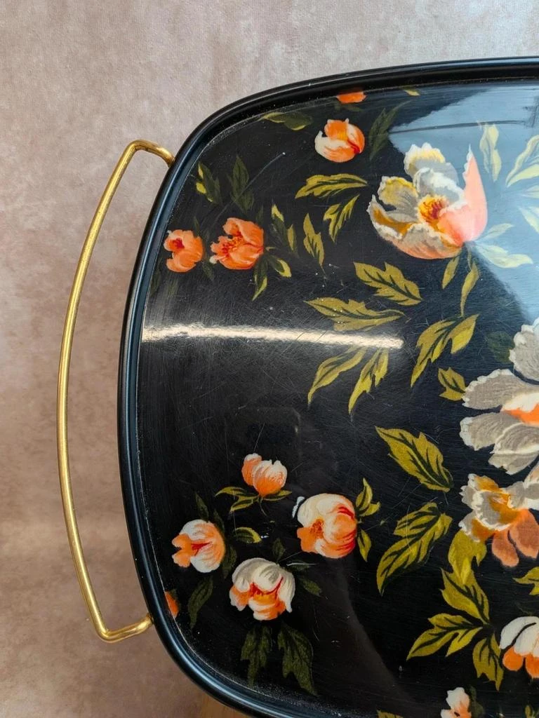 Groot vintage dienblad jaren 60 met bloemendecor op zwarte achtergrond met gouden handgrepen – photo 2